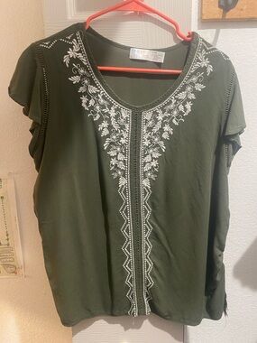 Time and Tru Olive Green Short Sleeve Top with White Embroidery
